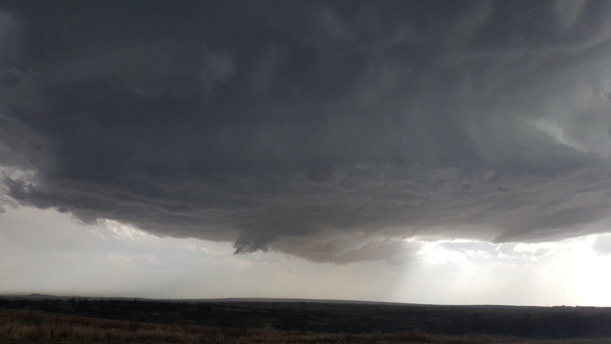 Severe thunderstorm near MemphisÂ on Wednesday eveningÂ (3 April 2019). The picture was captured byÂ @Basehunters.